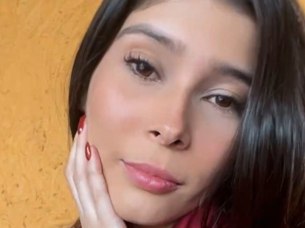 MilaMeloni one on one girl cam profile