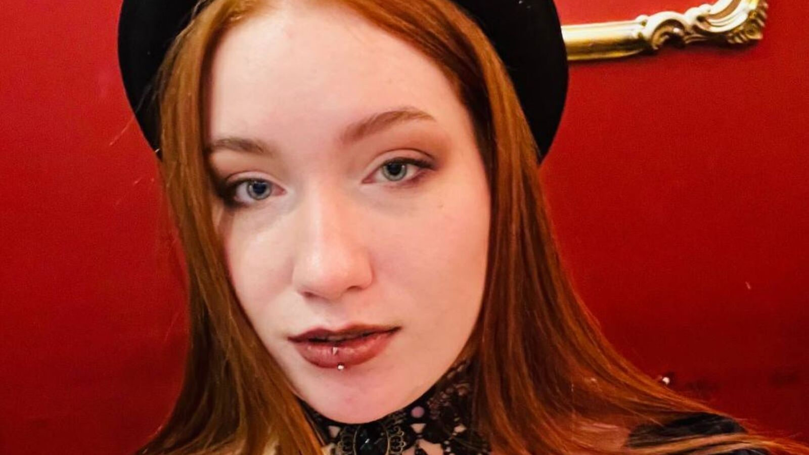 DevonaDarby erotic portrait