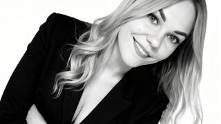 HoneyBitter premium girl cam session