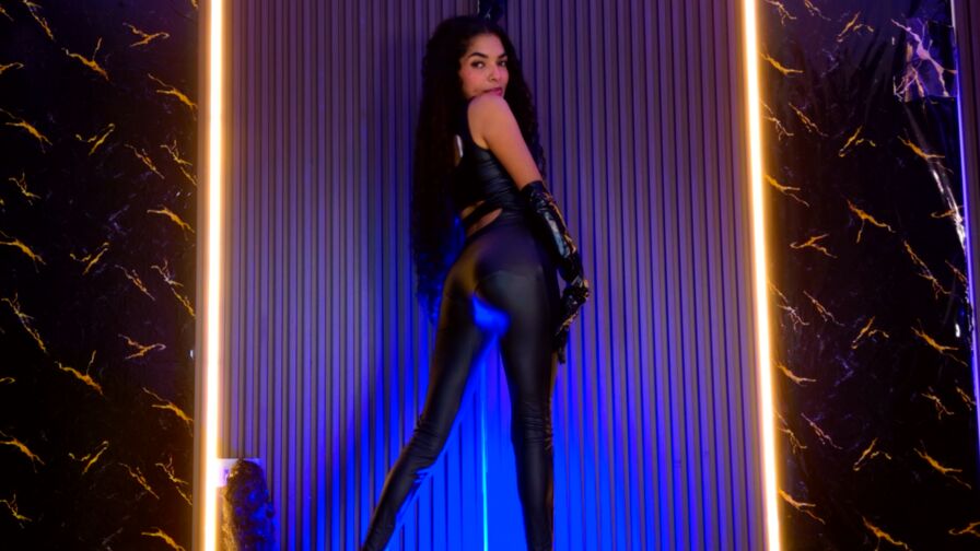 See SendayaStone’s Cam Show Now