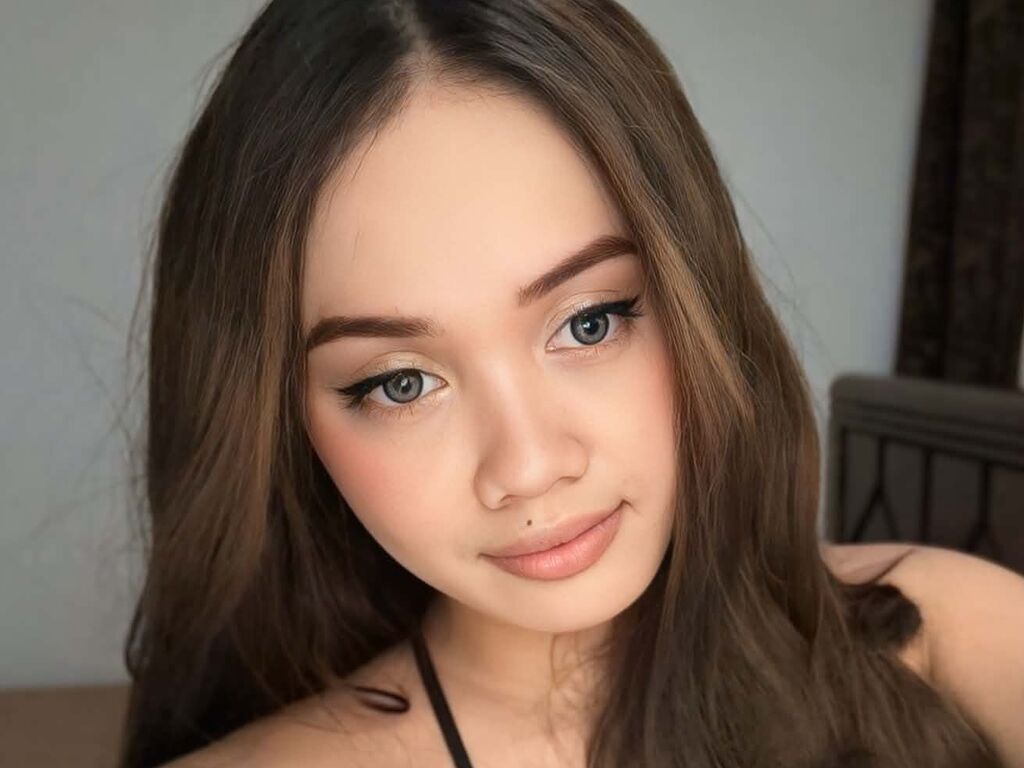 MaxCiana live cam performer profile