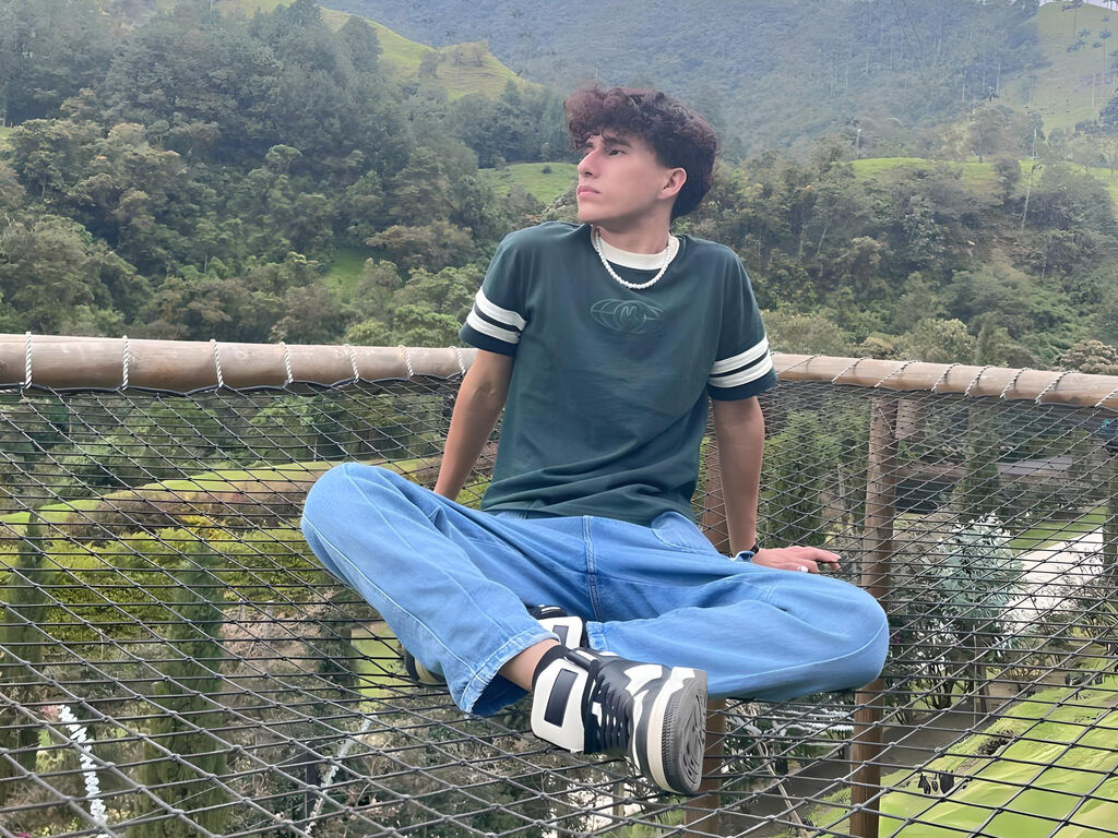FelipeArias male private show profile