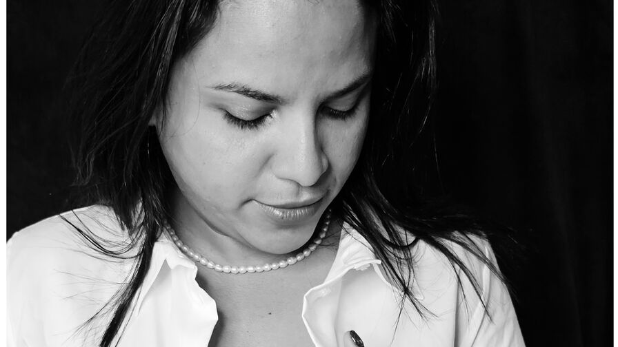 Watch ElenaBella live on ZS Magazine