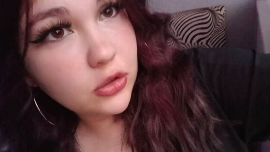 Watch LeslieBlas live on Free Vintage Erotica