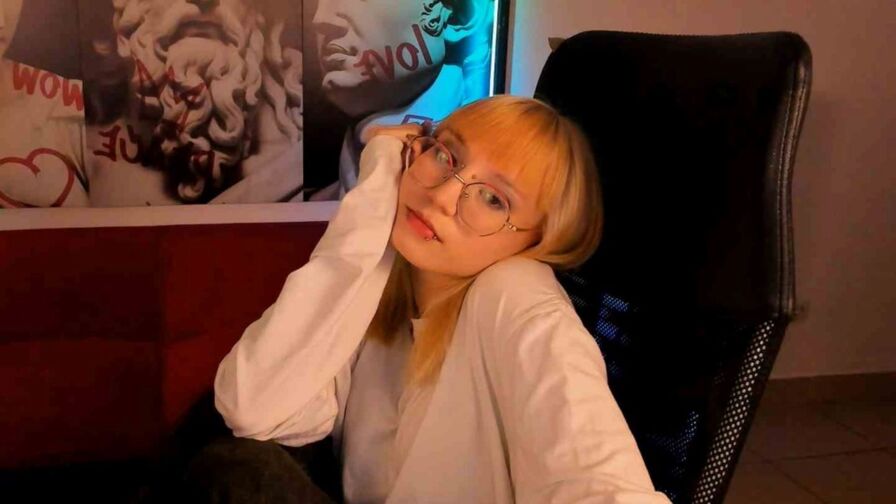 ReminaMeow – Female | VIP Calls Girls