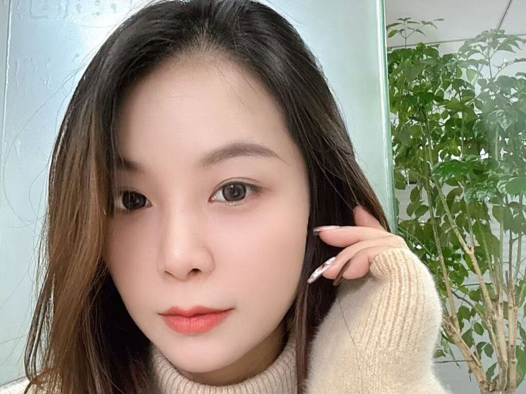 AhJing – webcam model profile photo