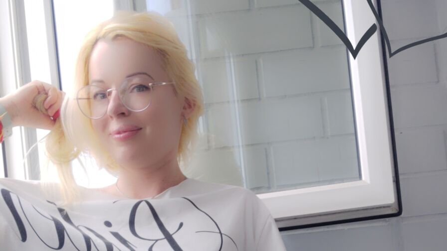 See JoyDiaz’s Cam Show Now