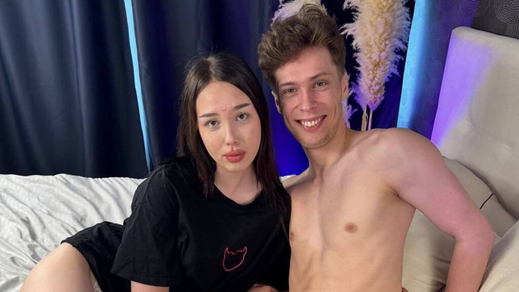 Sex chat gratuit in direct cu LanaAndBrain pe LiveJasmin