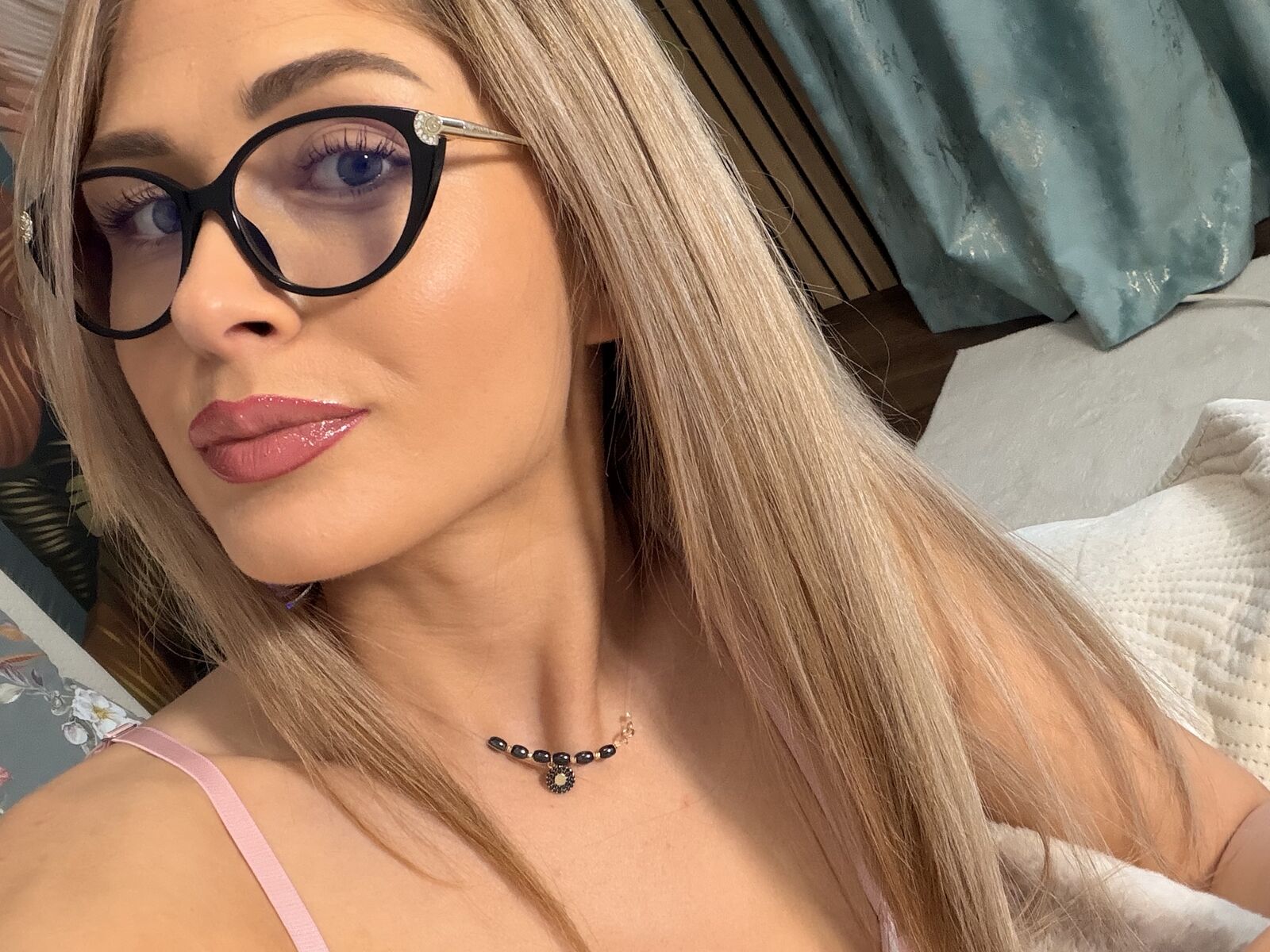 Live cam for FreyaBliss