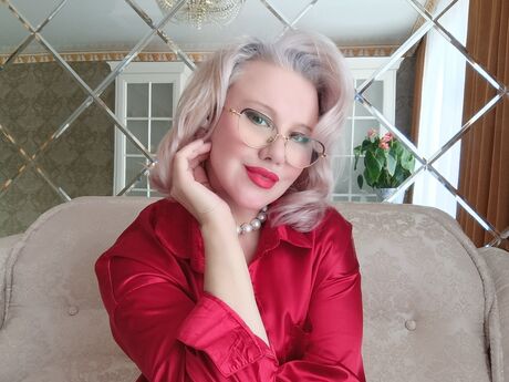 Chat with ElenaCmit