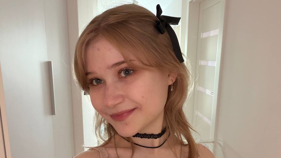 Watch AishaLune live on The Edge Private