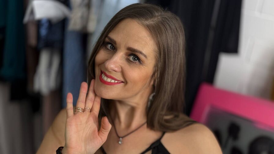 Watch EmiliaBedy live on Hernude