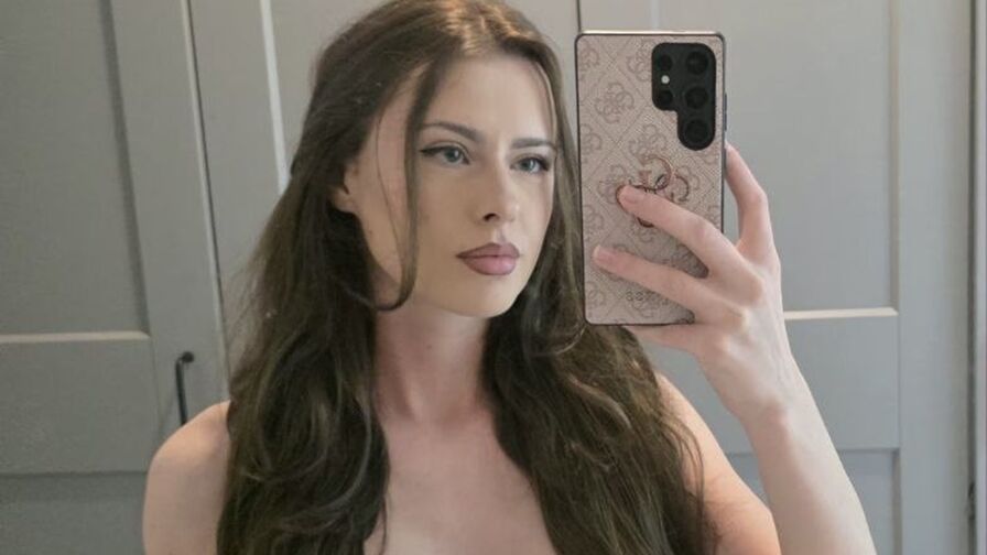 Watch PearlClaire live on Hernude