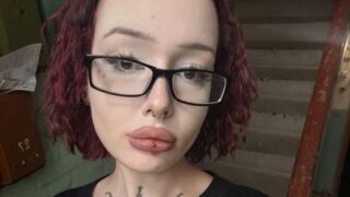 le modèle EleanoraNewell est en webcam porno dans un show sur le site livejasmin, il possède les tags suivants: snapshot