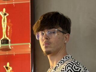 BodhiHayes is a webcam model from Romania age 19