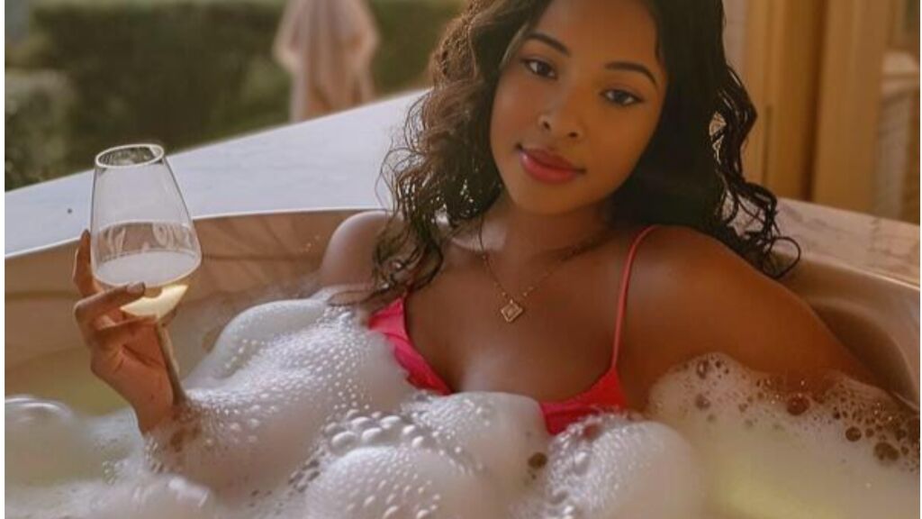 AmelyaMolano online on GirlsOfJasmin