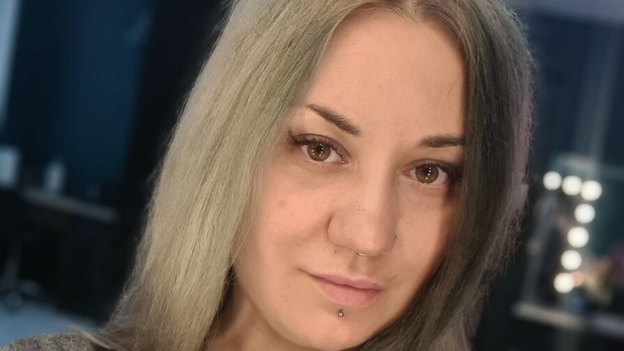 Watch MaryKitsune live on Japannudes