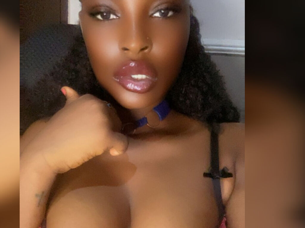 NaomiKinz age 23