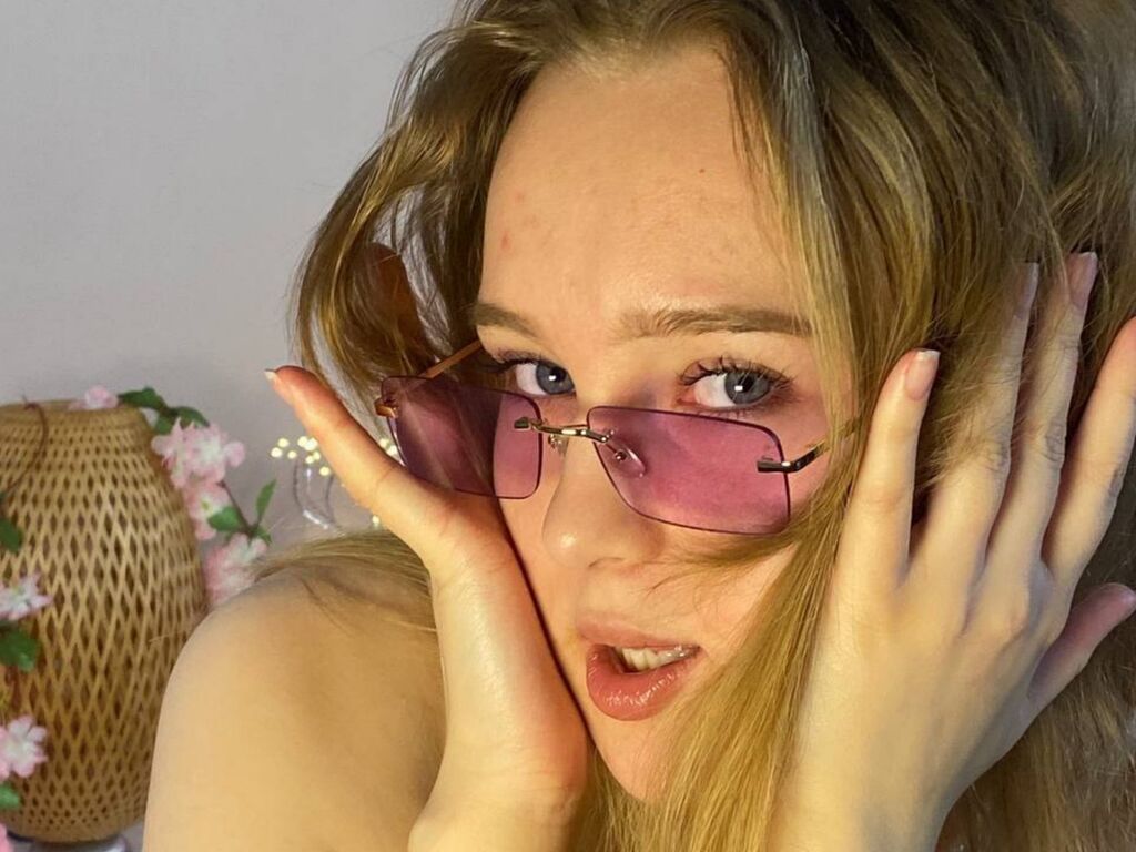 MabelleWahn adult webcam girl room
