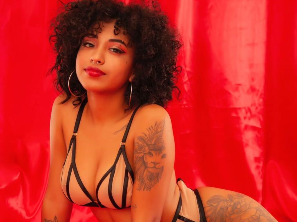 LuisaCameron – webcam model profile photo