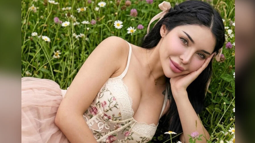Watch TyraMadrigal live on Japannudes