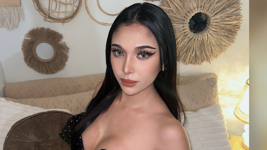 TyraMadrigal live cam model