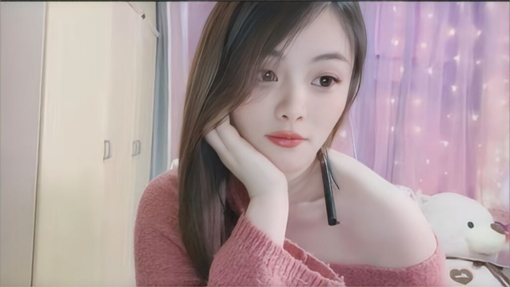 Watch  HuangQianqian live on cam at LiveJasmin