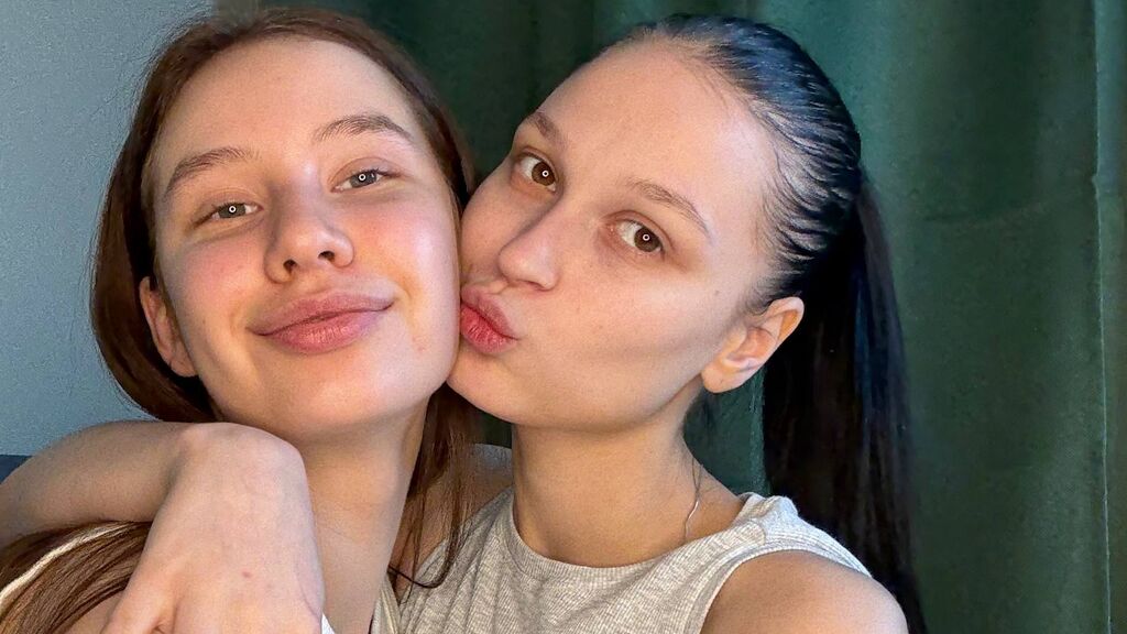 ElaAndTosha Live Cam on LiveJasmin