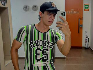chat on live HenrySenni