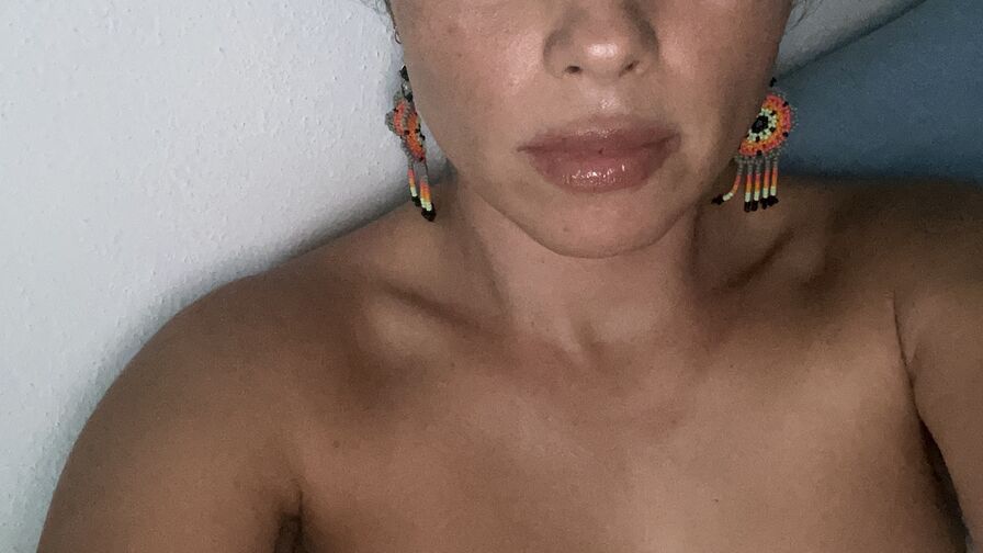 Watch FanyEscobar live on Camrulet