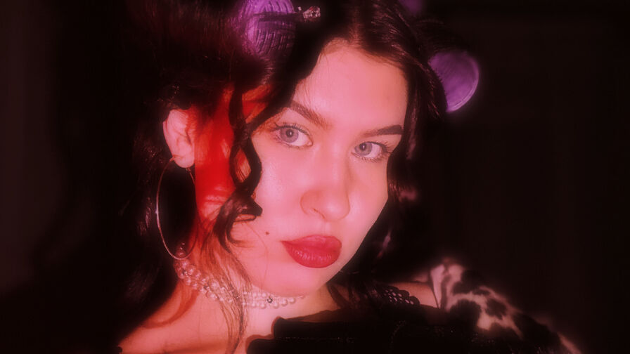 LarondaSuitt live cam model on MistressWorld