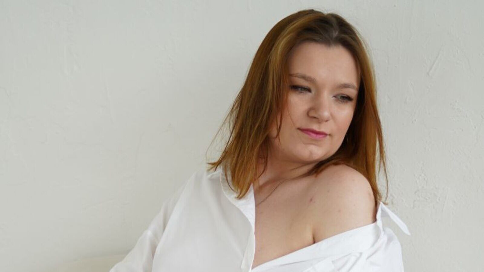 KiraHatti glamour portrait