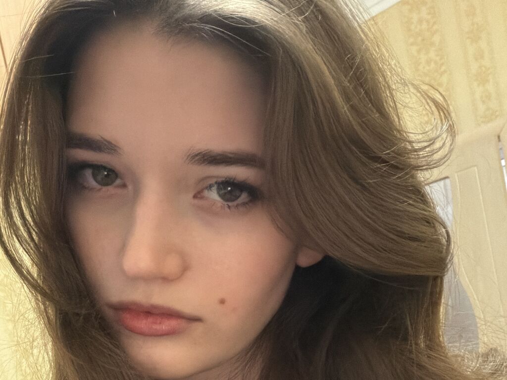 VionnaValen cam profile preview image