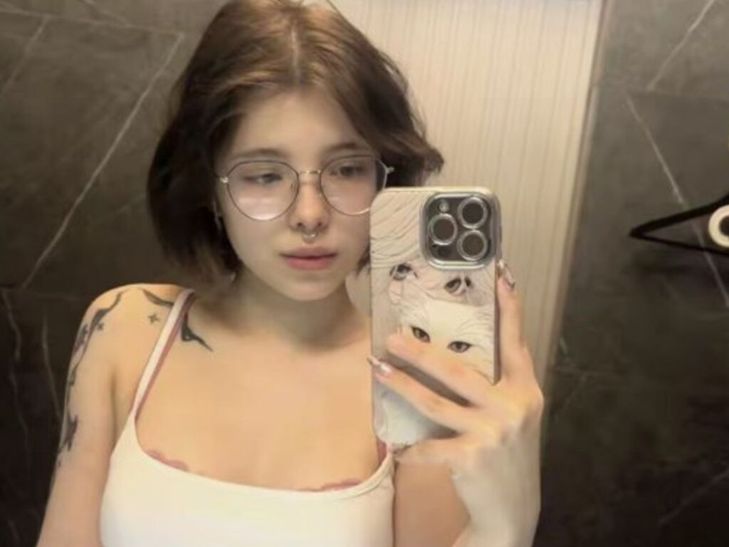 DarlineSharp premium girl cam session