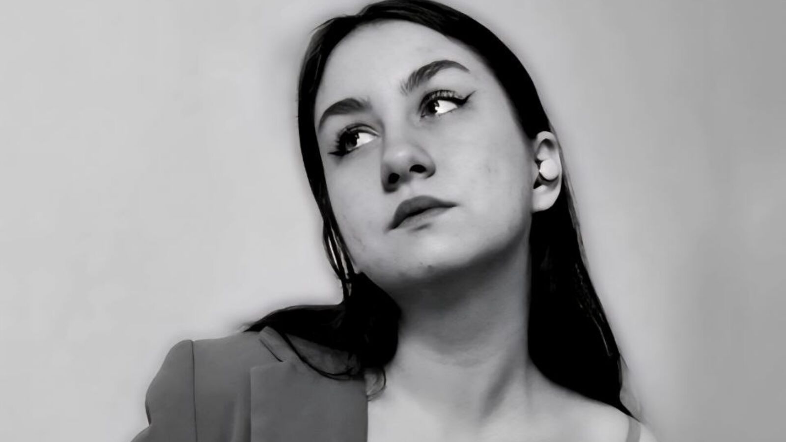PollyBloomm erotic portrait