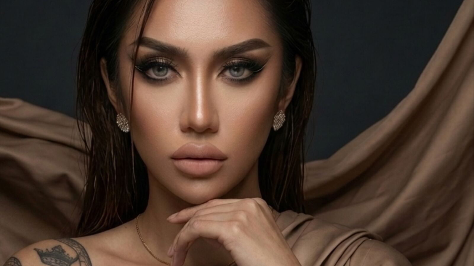 JulliaFakarat erotic portrait