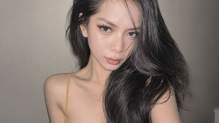 Watch AriannaEneria live on The Edge Private