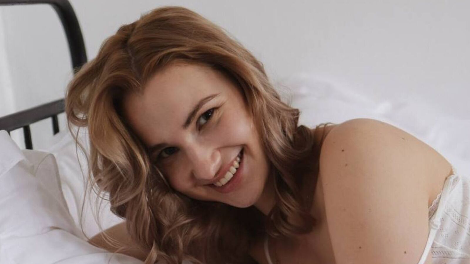 AlaniaGreen glamour portrait