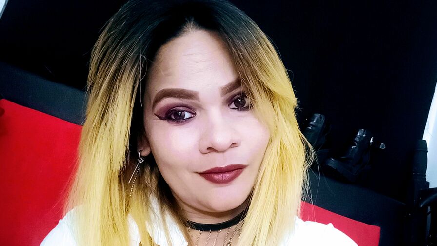 Live Sex Chat with BellucciSarah
