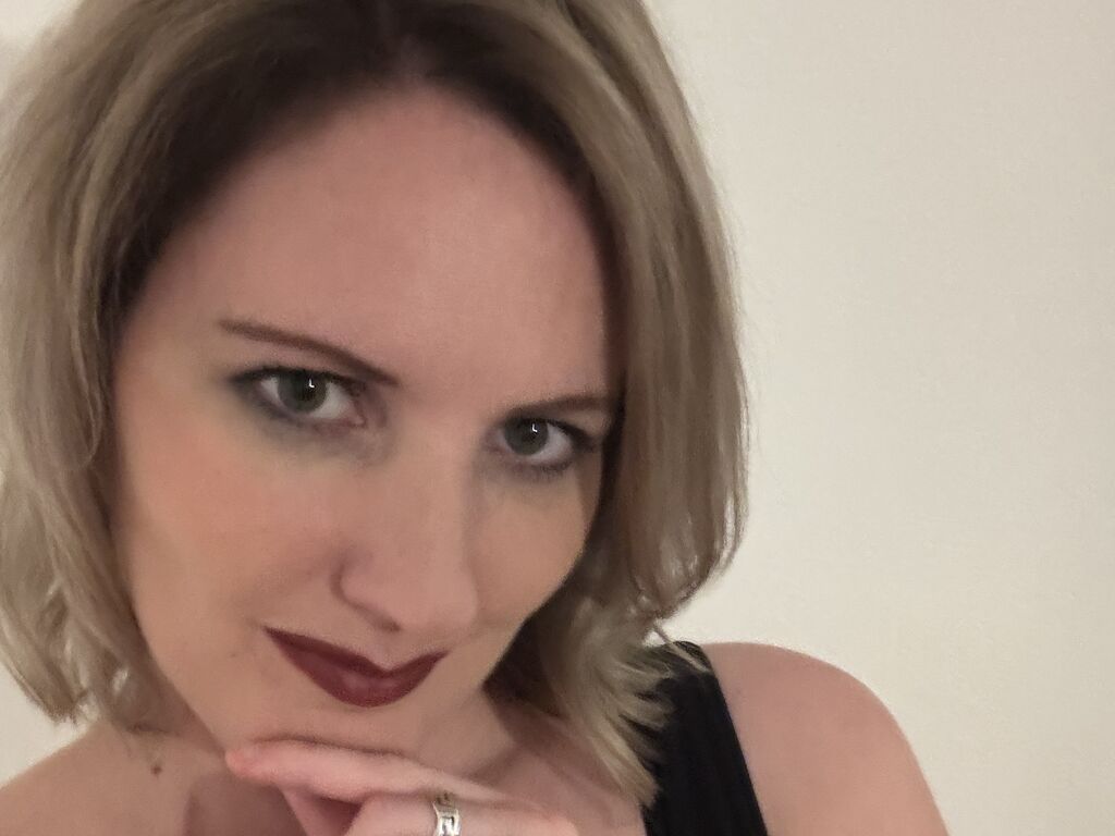 NoraNox mature webcam performer photo